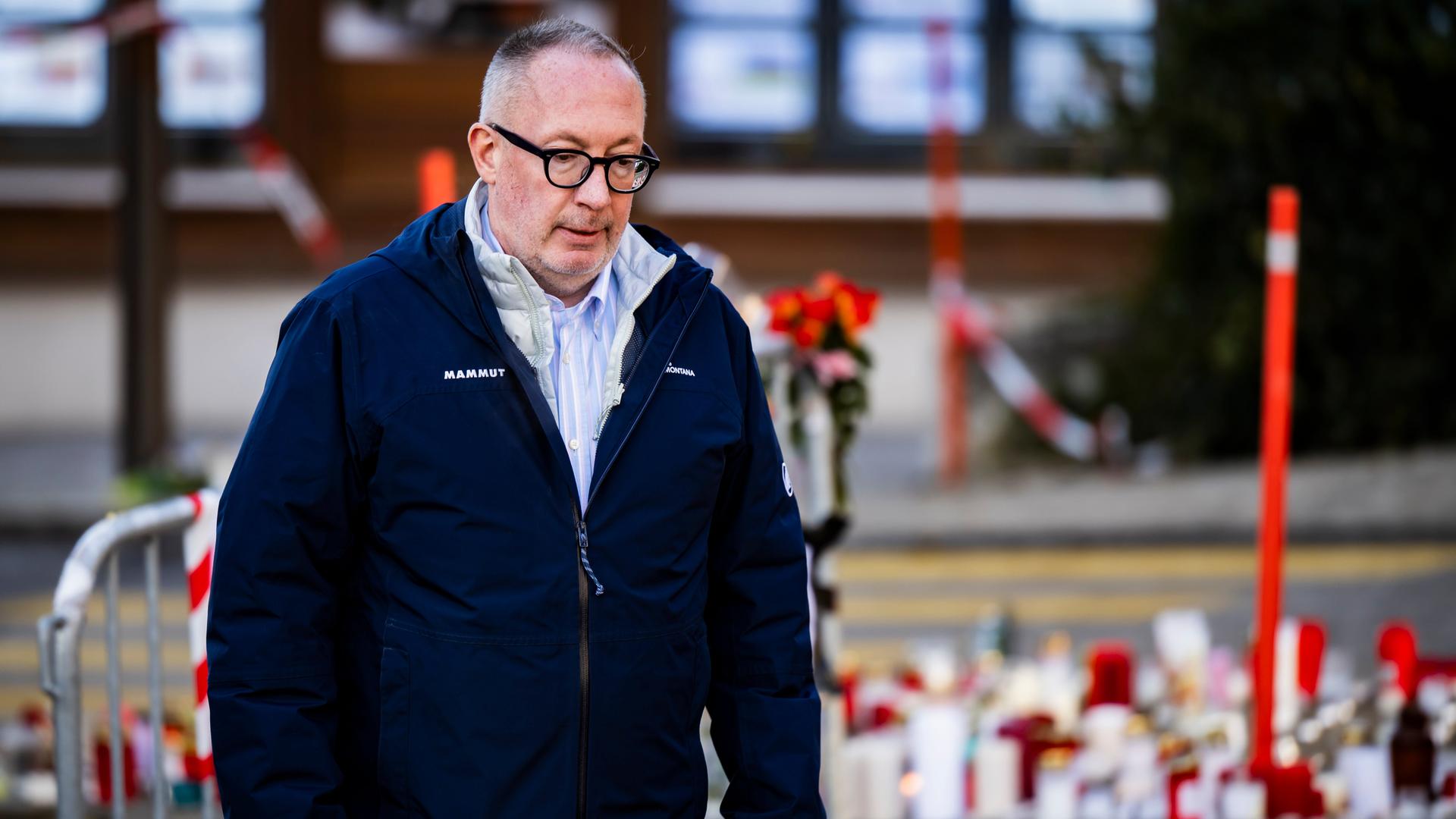 Nicolas Feraud, Bürgermeister von Crans-Montana, reagiert in der Nähe des Ortes, an dem während der Silvesterfeierlichkeiten in Crans-Montana in der Bar "Le Constellation" 40 Menschen bei einem Feuer ums Leben kamen.