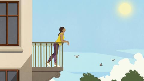 Grafik: Eine Frau steht bei Sonnenschein auf einem Balkon