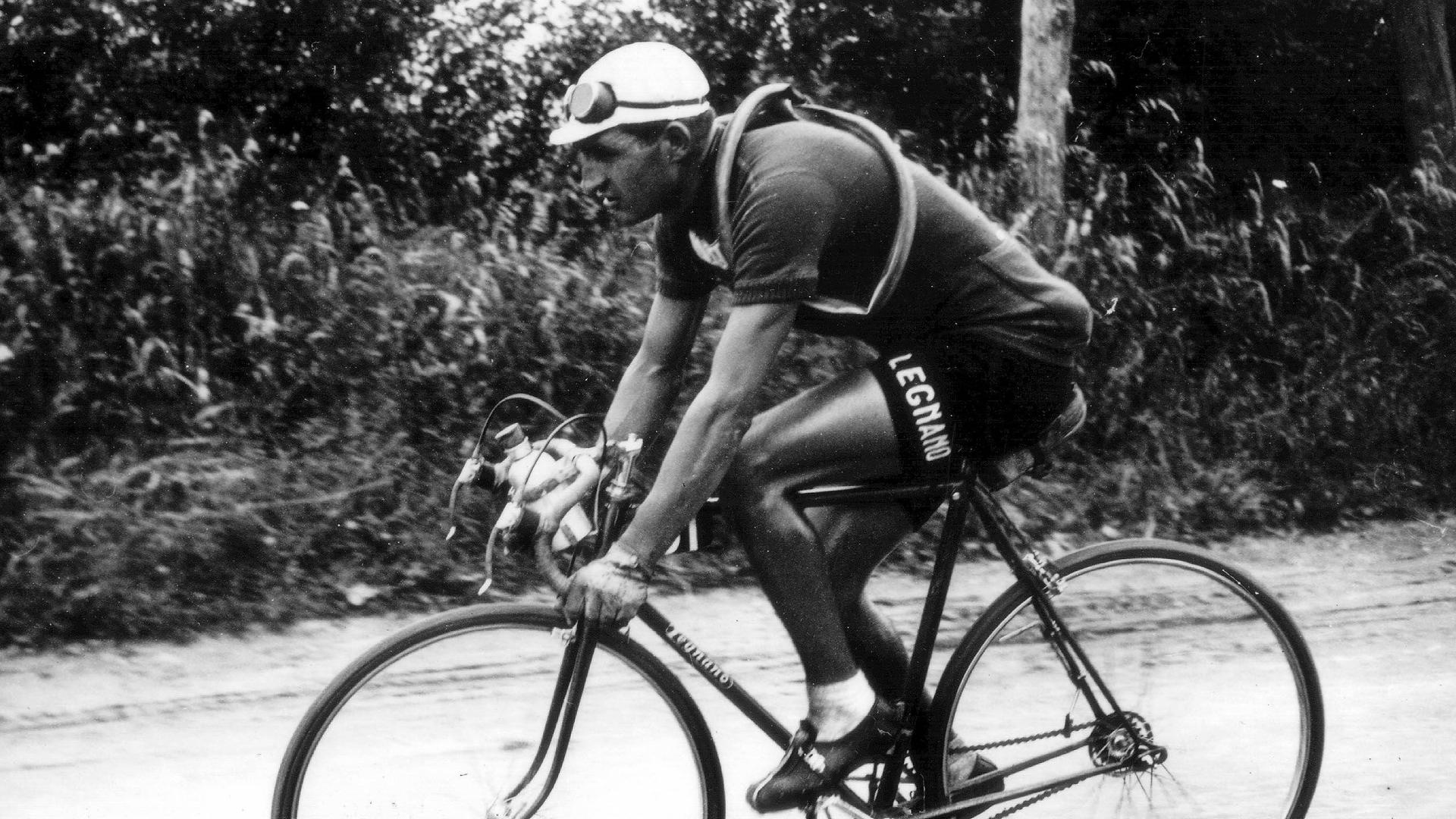 Gino Bartali bei einem Fahrradrennen im Juli 1948