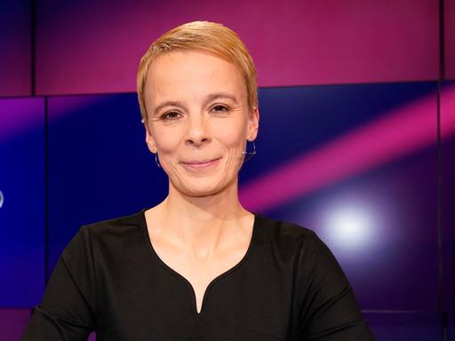 Porträtaufnahme der Journalistin Hannah Bethke in der ARD-Talkshow "Maischberger" im Studio.