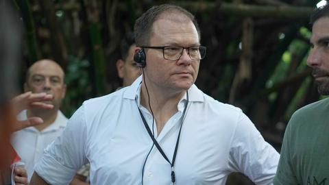 Das Bild zeigt einen leger mit weißem Hemd gekleideten Carsten Schneider nach seiner Ankunft in Belém.