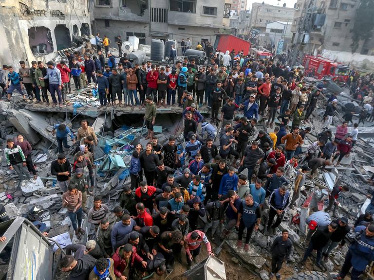 News Bilder des Tages Death Toll Passes 20,000 - Gaza People search through the rubble after an Israeli strike on the Ali ben Abi Taleb Mosque in Rafah in the southern Gaza Strip on December 20, 2023, amid ongoing battles between Israel and the Palestinian militant group Hamas. The death toll has now passed 20,000, according to the Hamas-run Government Media Office. A statement from the latter on Wednesday said the toll included more than 8,000 children and 6,200 women, alongside more than 52,000 injured. Photo by Mohammed Zaanoun/Middle East Images/ABACAPRESS.COM Gaza Gaza Strip Palestine PUBLICATIONxNOTxINxFRAxESPxUKxUSAxBELxPOL Copyright: xMiddlexEastxImages/ABACAx