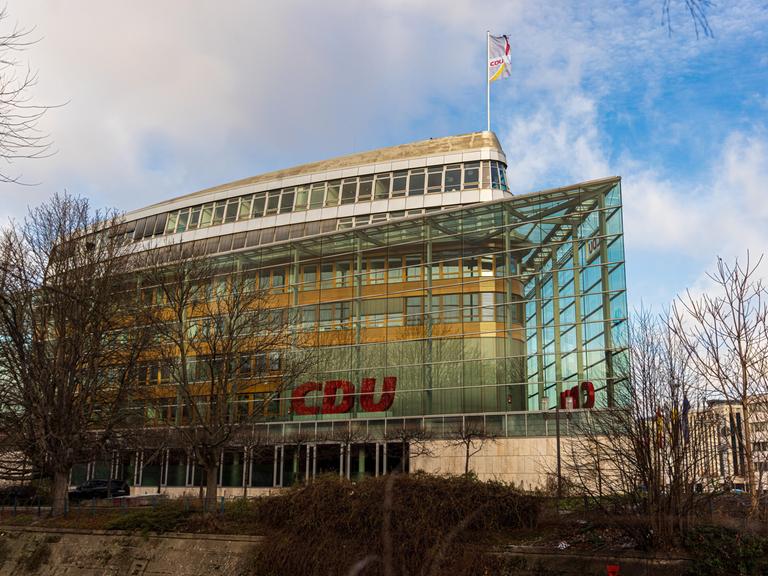Herbstliche Aufnahme des Konrad-Adenauer-Hauses, des Hauptsitzes der CDU in Berlin