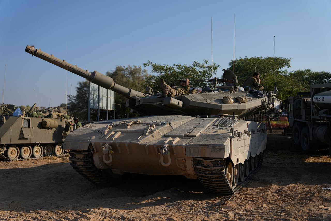 Das Foto zeigt israelische Soldaten mit einem Panzer nahe der Grenze zum Gazastreifen.