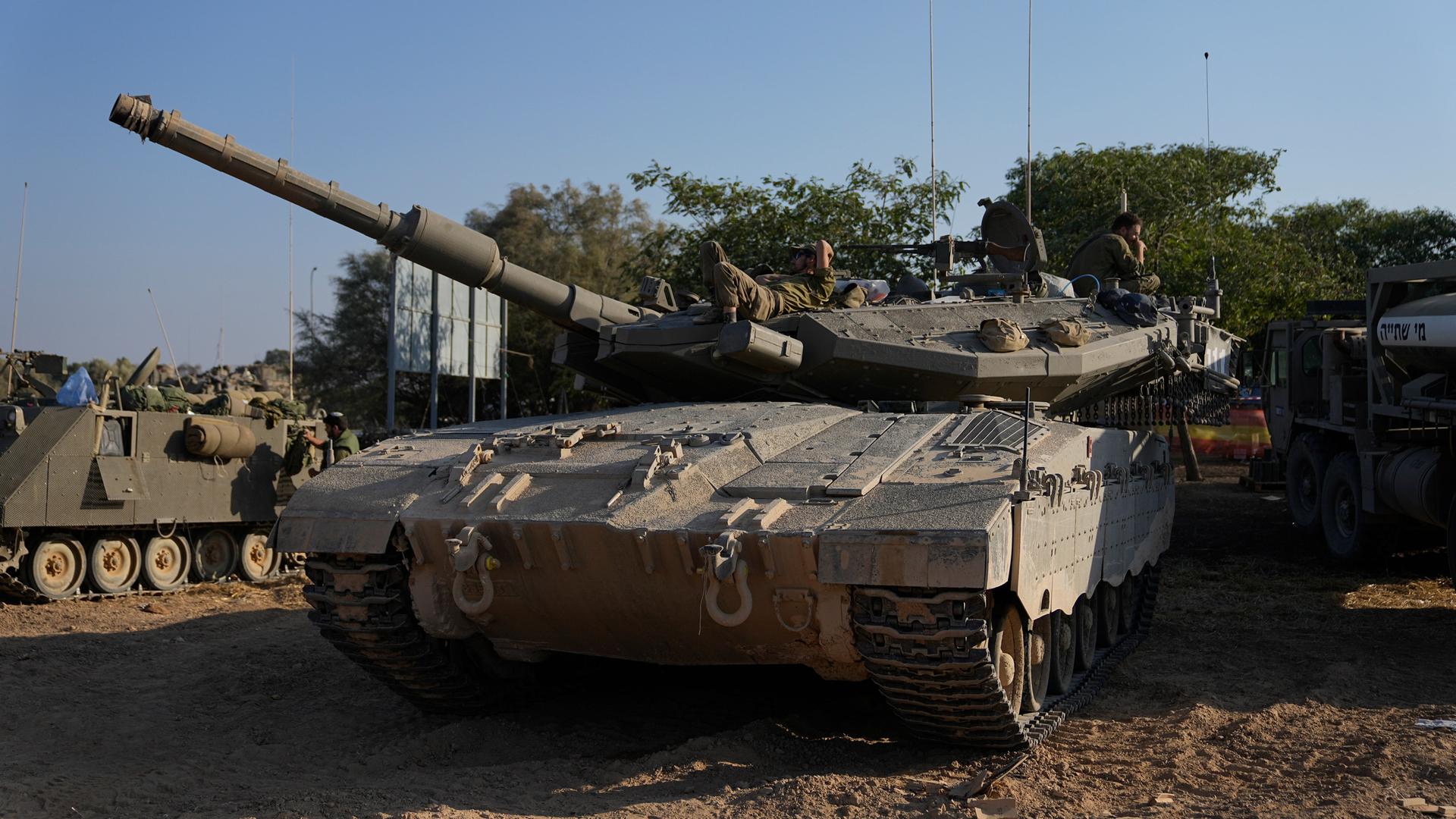 Das Foto zeigt israelische Soldaten mit einem Panzer nahe der Grenze zum Gazastreifen. Das Foto zeigt israelische Soldaten mit einem Panzer nahe der Grenze zum Gazastreifen.