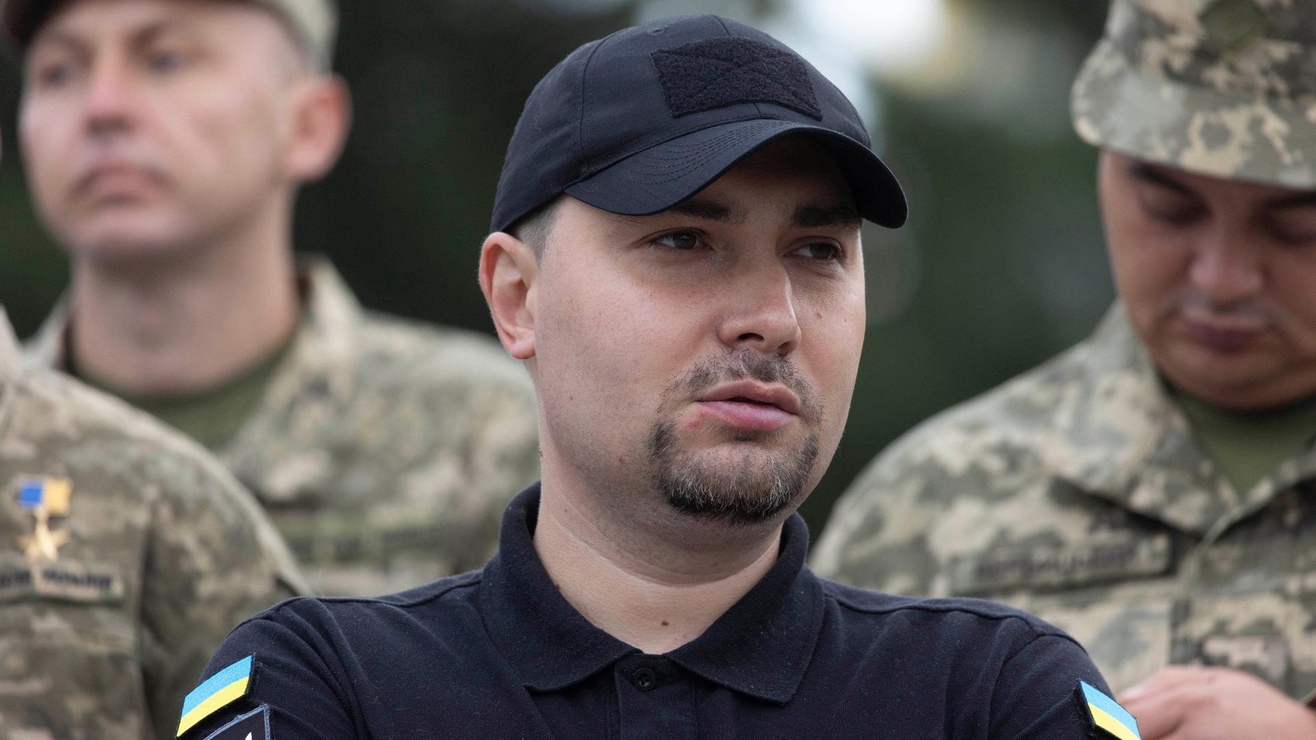 Auf diesem vom Pressebüro des ukrainischen Präsidenten zur Verfügung gestellten Foto nimmt Generalmajor Kyrylo Budanow, Leiter des militärischen Geheimdienstes HUR, an der Militärzeremonie. Im Hintergrund stehen Soldaten.