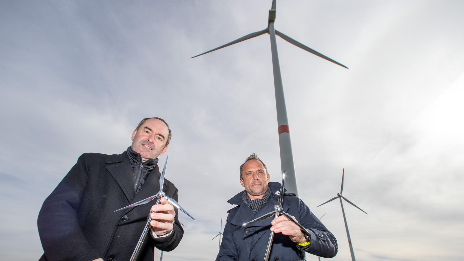 Bayerns Wirtschaftsminister Hubert Aiwanger (l) und Bayerns Umweltminister Thorsten Glauber (beide Freie Wähler) halten während eines Pressetermins vor Windrädern symbolisch zwei Windrad-Modelle in den Händen. Die beiden Politiker haben an der Windenergieanlage im Creuäener Ortsteil Neuhof vorgestellt, wie die Windkraft im Freistaat ausgebaut werden könnte und in welchen Regionen Potenzial liegt.