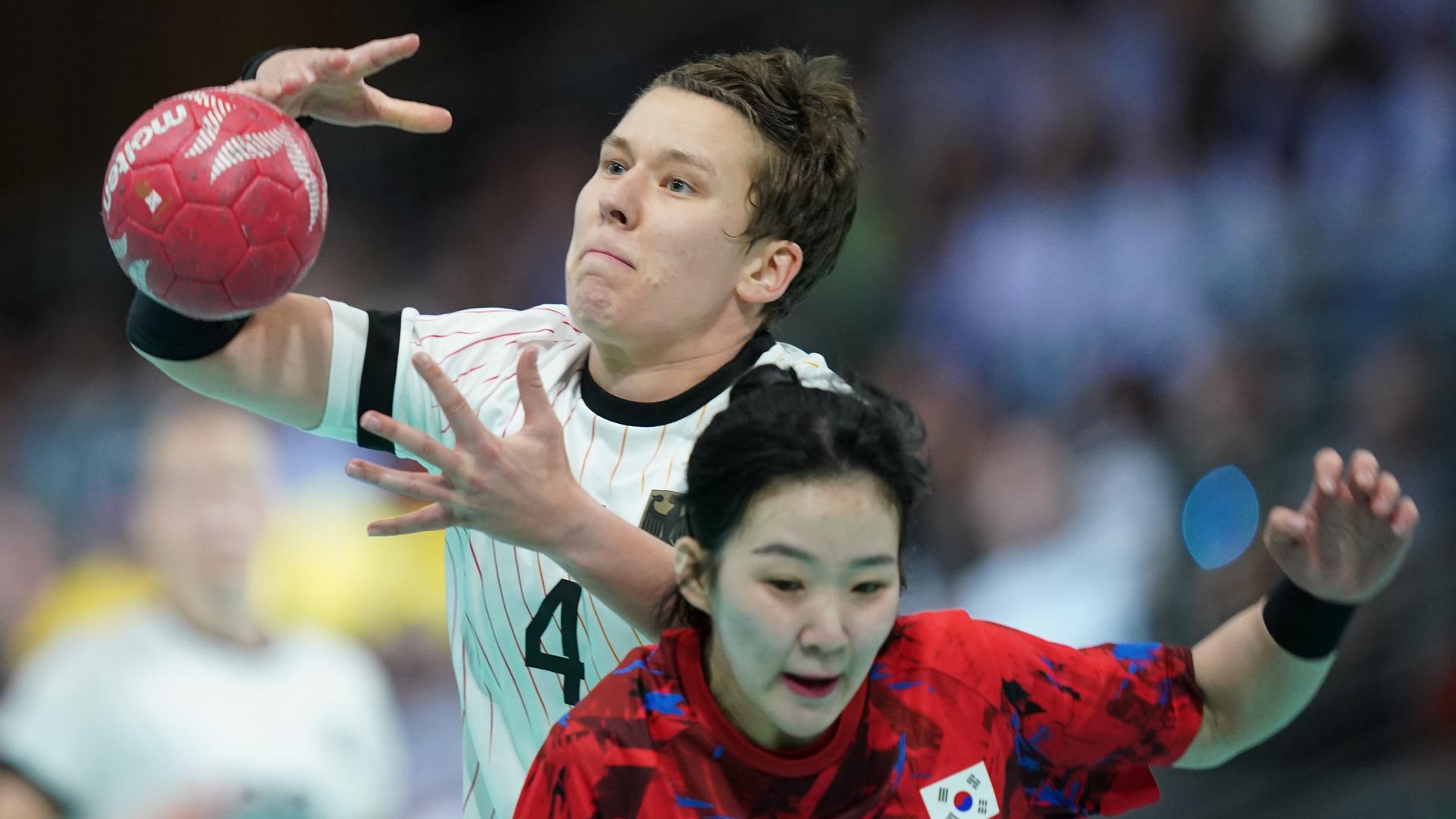 Das Foto zeigt die deutsche Handballerin Alina Grijseels im Zweikampf mit Südkoreas Jiyeon Jeon. Das Foto zeigt die deutsche Handballerin Alina Grijseels im Zweikampf mit Südkoreas Jiyeon Jeon.