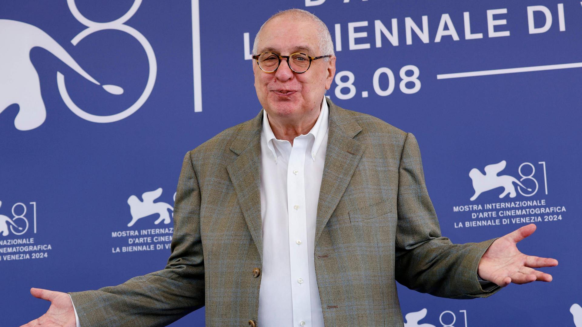 US-Regisseur Errol Morris posiert bei einem Fototermin für Separated bei den 81. Internationalen Filmfestspielen von Venedig am 29. August 2024.