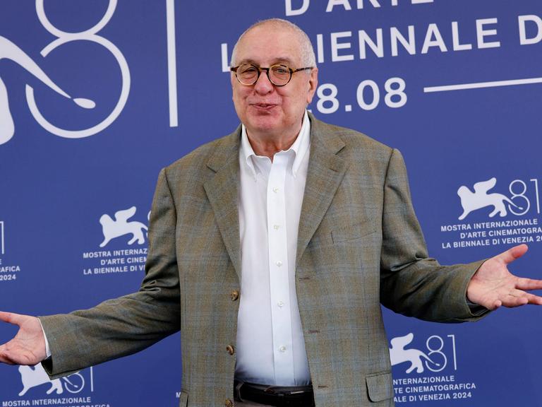 US-Regisseur Errol Morris posiert bei einem Fototermin für Separated bei den 81. Internationalen Filmfestspielen von Venedig am 29. August 2024.