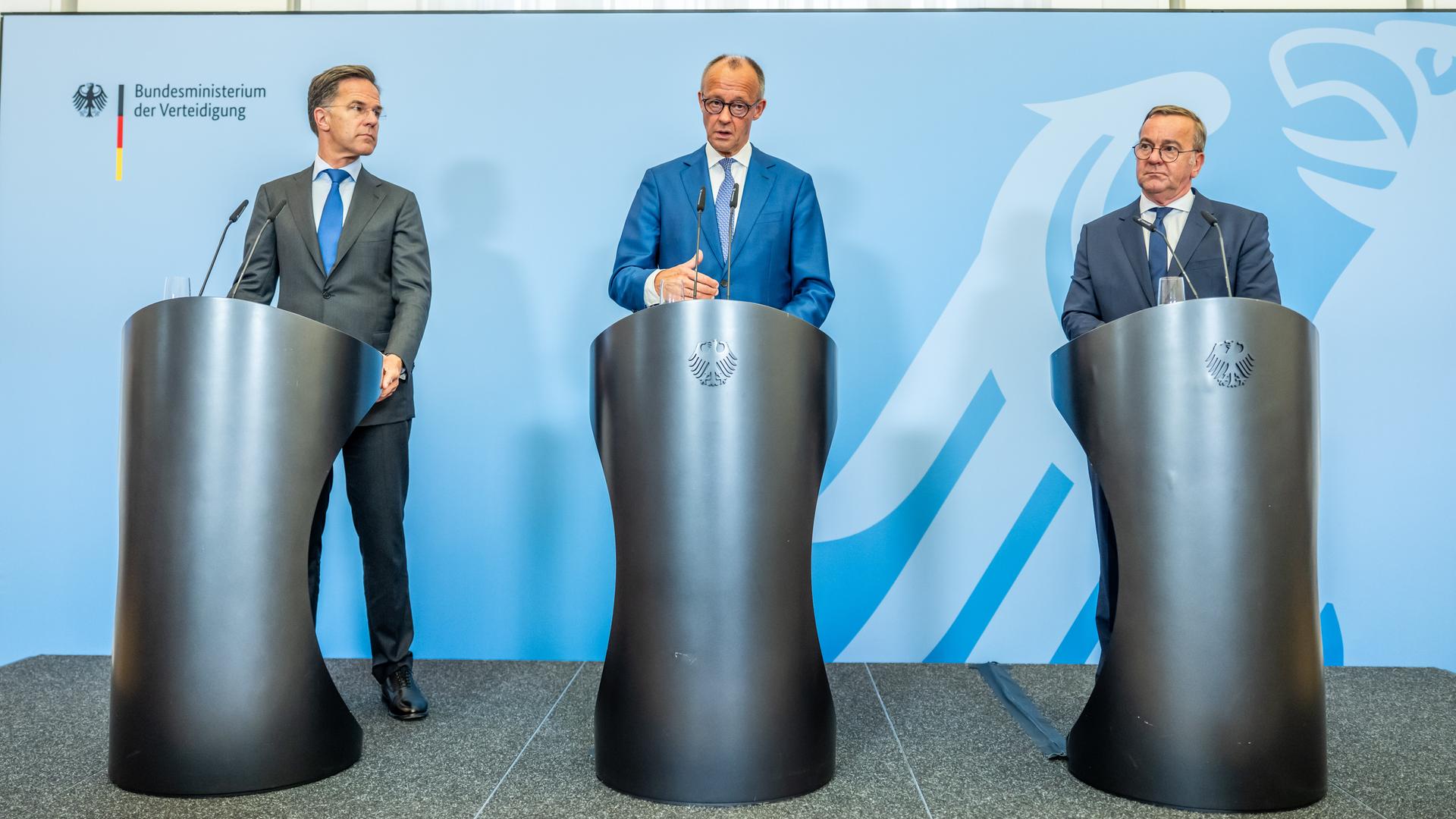 Nato-Generalsekretär Mark Rutte (l-r) nimmt neben, Bundeskanzler Friedrich Merz (CDU) und Boris Pistorius (SPD), Verteidigungsminister, an einer Pressekonferenz nach der Sitzung des Bundeskabinetts im Verteidigungsministerium teil.