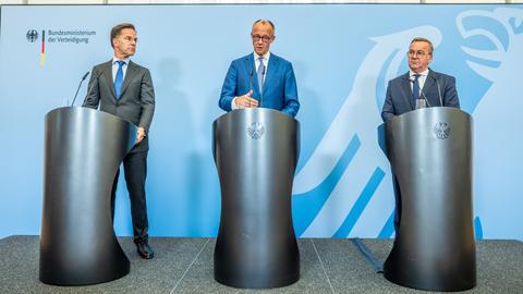 Nato-Generalsekretär Mark Rutte (l-r) nimmt neben, Bundeskanzler Friedrich Merz (CDU) und Boris Pistorius (SPD), Verteidigungsminister, an einer Pressekonferenz nach der Sitzung des Bundeskabinetts im Verteidigungsministerium teil.