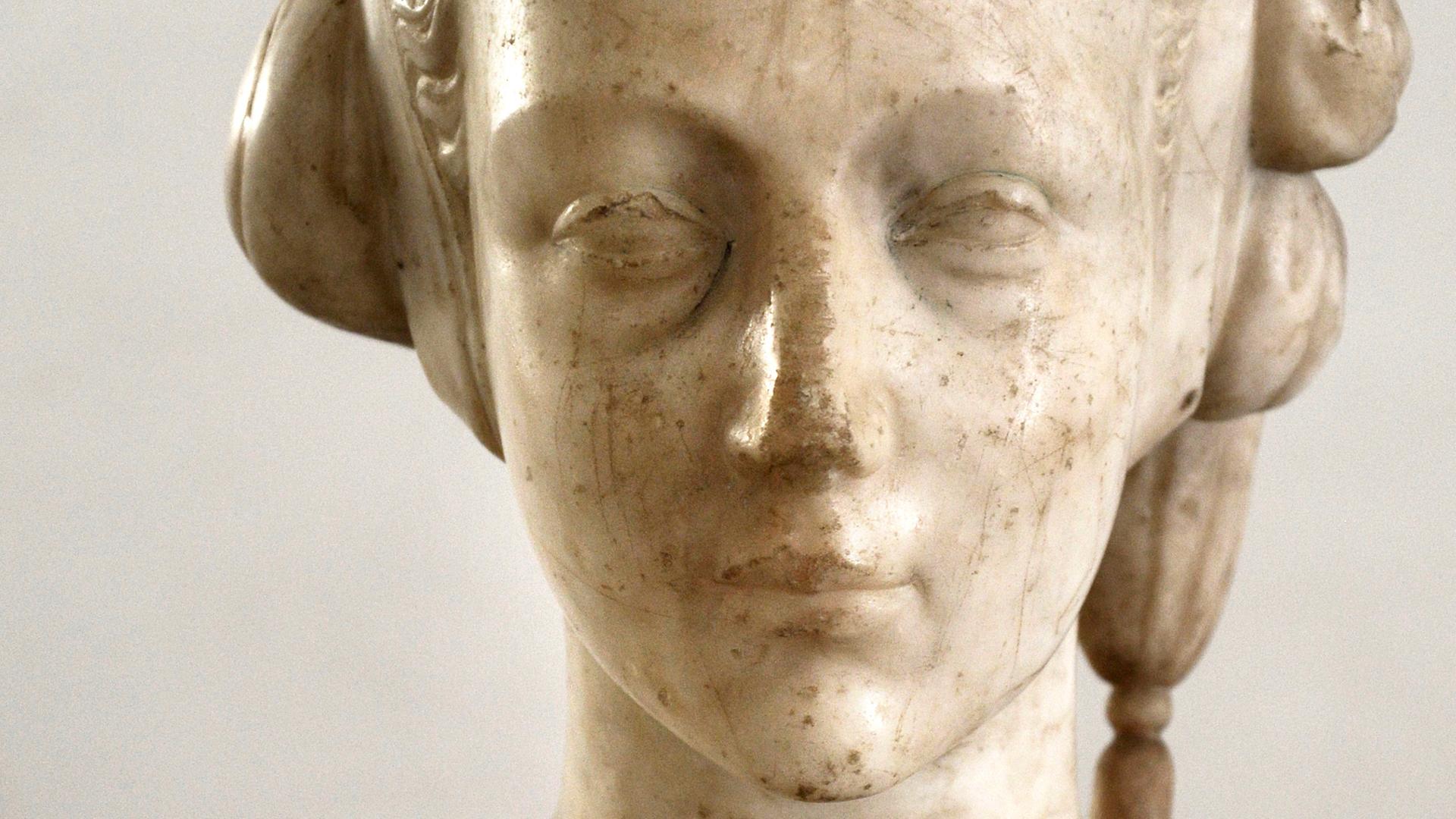 Die dem italienischen Renaissance-Bildhauer Donatello zugeschriebene Büste der italienischen Adligen Cecilia Gonzaga befand sich jahrhundertelang in einem ehemaligen Herrenhaus in der Mittelslowakei. Die dem italienischen Renaissance-Bildhauer Donatello zugeschriebene Büste der italienischen Adligen Cecilia Gonzaga befand sich jahrhundertelang in einem ehemaligen Herrenhaus in der Mittelslowakei.