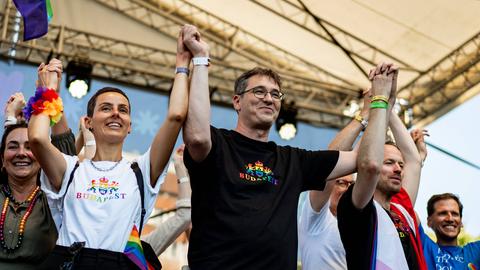 Gergely Karácsony steht während der Pride gemeinsam mit Aktivisten auf der Bühne. Er trägt ein schwarzes Shirt, auf dem in Regenbogenfarben "Budapest" steht.