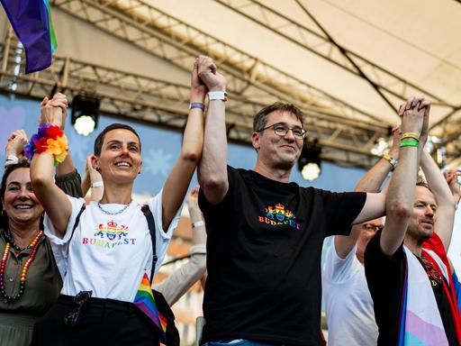 Gergely Karácsony steht während der Pride gemeinsam mit Aktivisten auf der Bühne. Er trägt ein schwarzes Shirt, auf dem in Regenbogenfarben "Budapest" steht.
