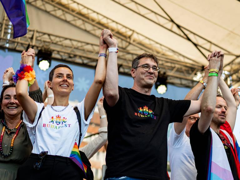 Gergely Karácsony steht während der Pride gemeinsam mit Aktivisten auf der Bühne. Er trägt ein schwarzes Shirt, auf dem in Regenbogenfarben "Budapest" steht.