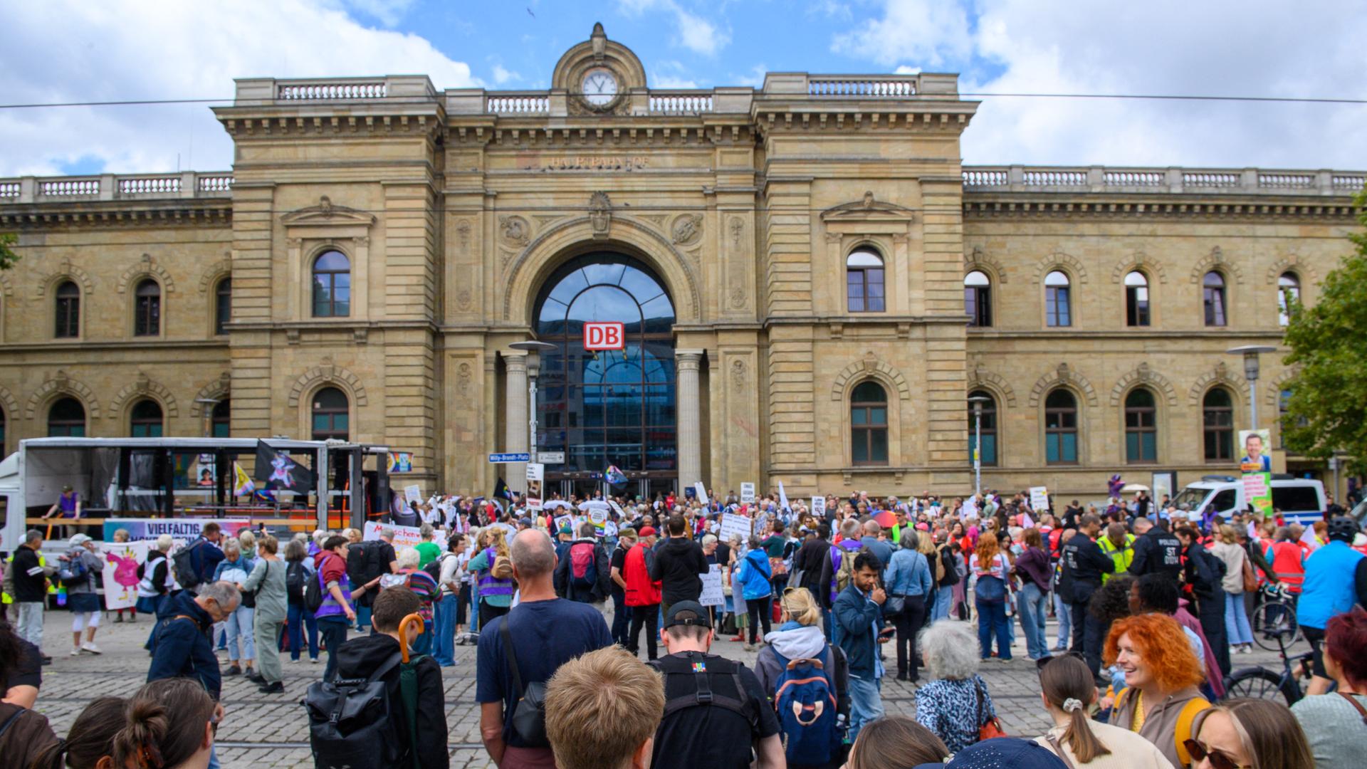 Demonstranten versammeln sich auf dem Platz vor dem Hauptbahnhof in Magdeburg. Demonstranten versammeln sich auf dem Platz vor dem Hauptbahnhof in Magdeburg.