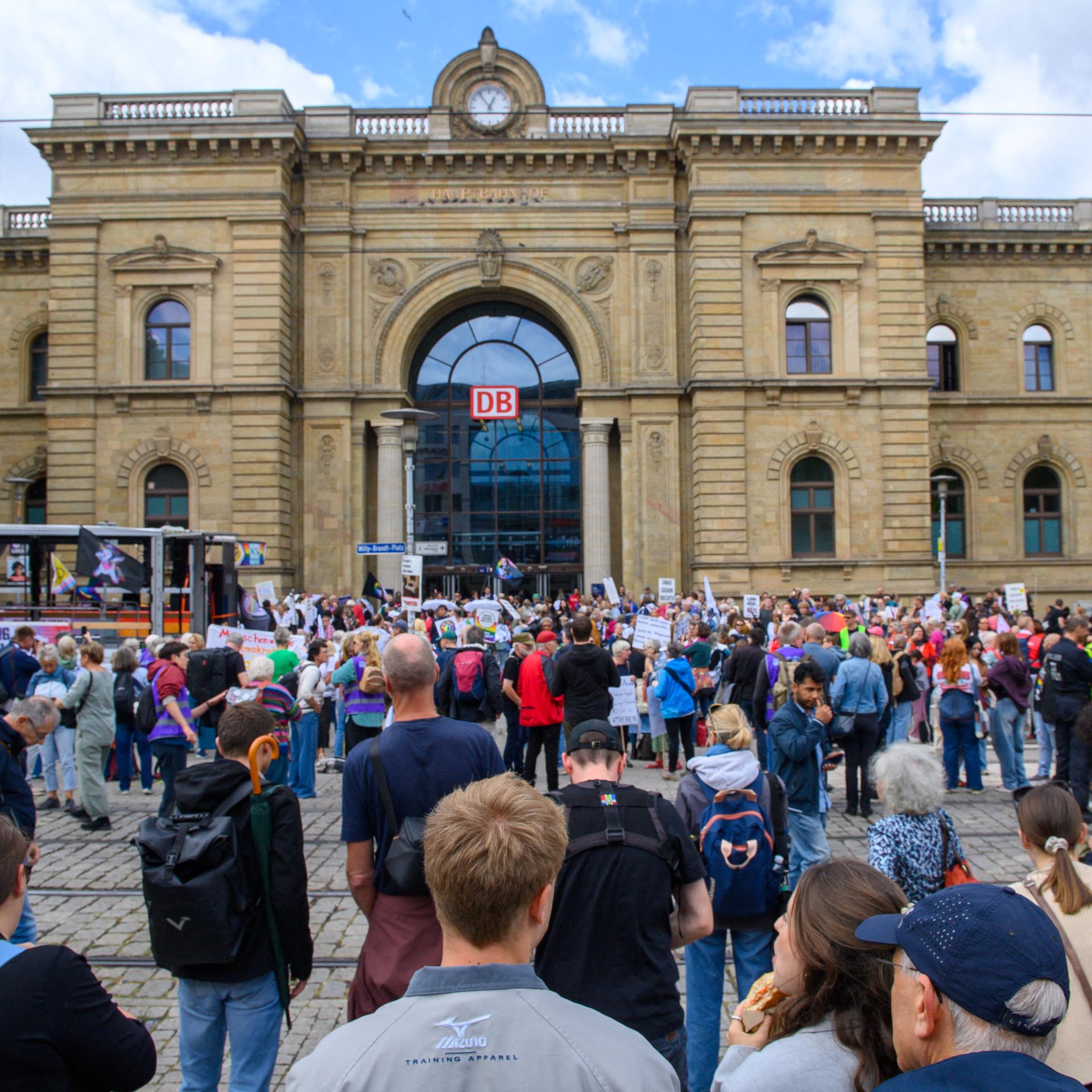 Demonstranten versammeln sich auf dem Platz vor dem Hauptbahnhof in Magdeburg.