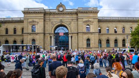 Demonstranten versammeln sich auf dem Platz vor dem Hauptbahnhof in Magdeburg.