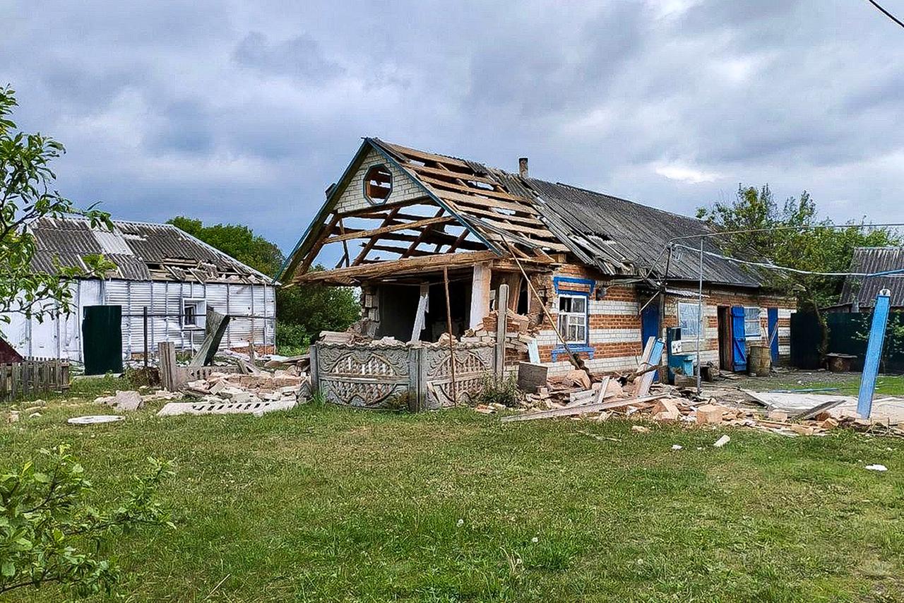 Russland, Belgorod: Zwei zerstörte Häuser sind zu sehen. 