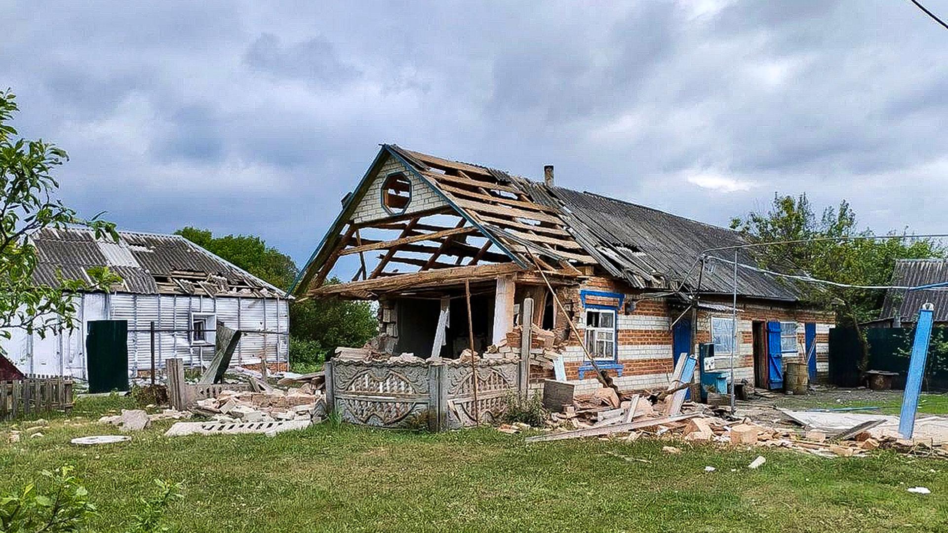 Russland, Belgorod: Zwei zerstörte Häuser sind zu sehen.