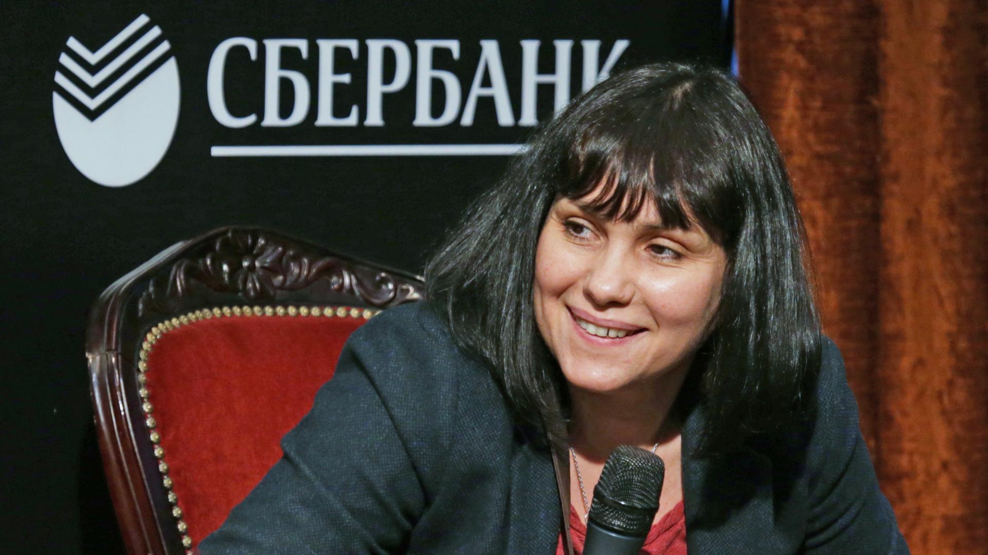 Die Theaterkritikerin und Schauspielchefin in Salzburg, Marina Davydova, hält bei einer Diskussionsveranstaltung ein Mikro in der Hand. Die Theaterkritikerin und Schauspielchefin in Salzburg, Marina Davydova, hält bei einer Diskussionsveranstaltung ein Mikro in der Hand.