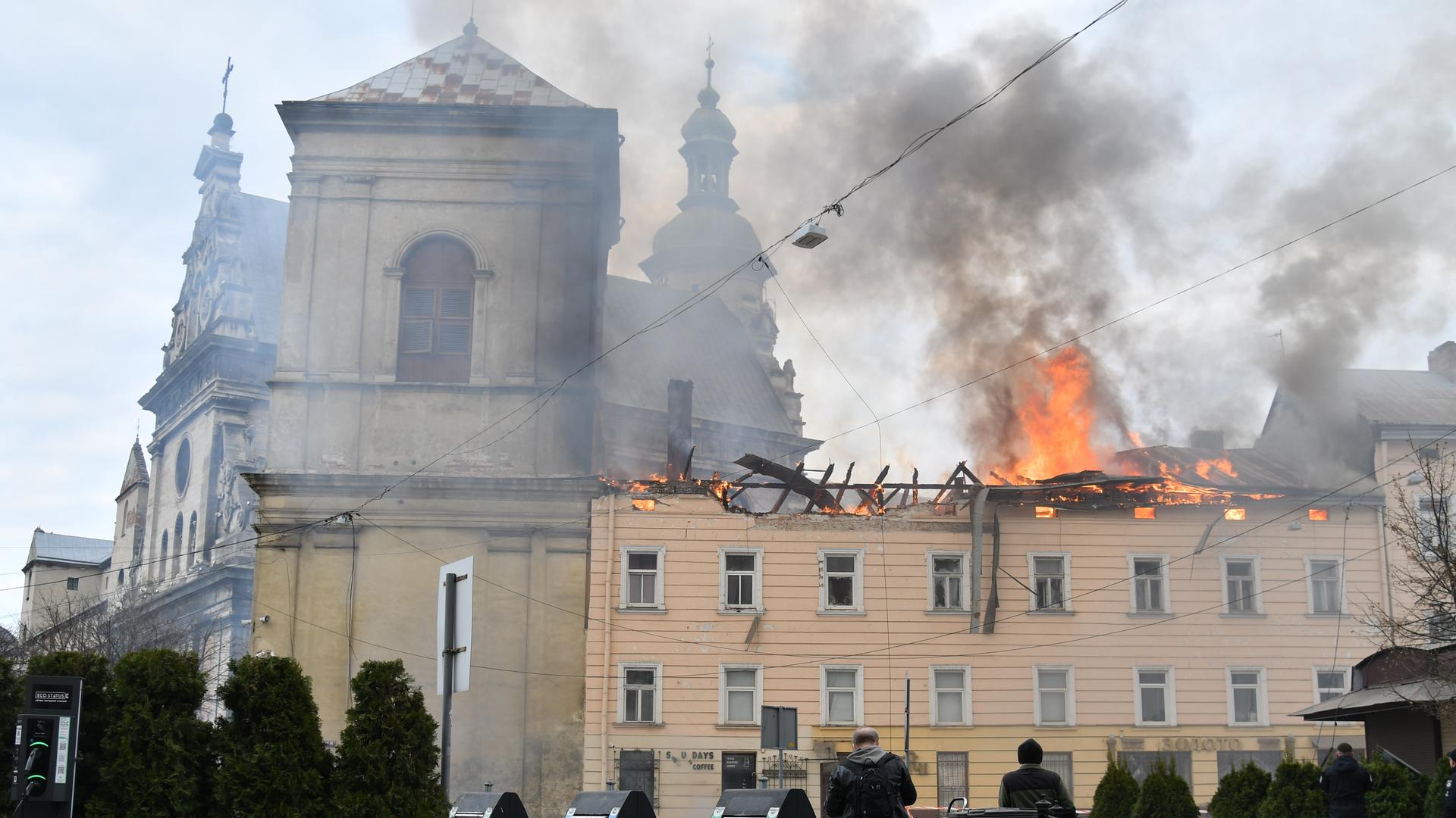 Flammen und Rauch steigen nach einem russischen Drohnenangriff aus einem Haus in Lwiw in der Ukraine.