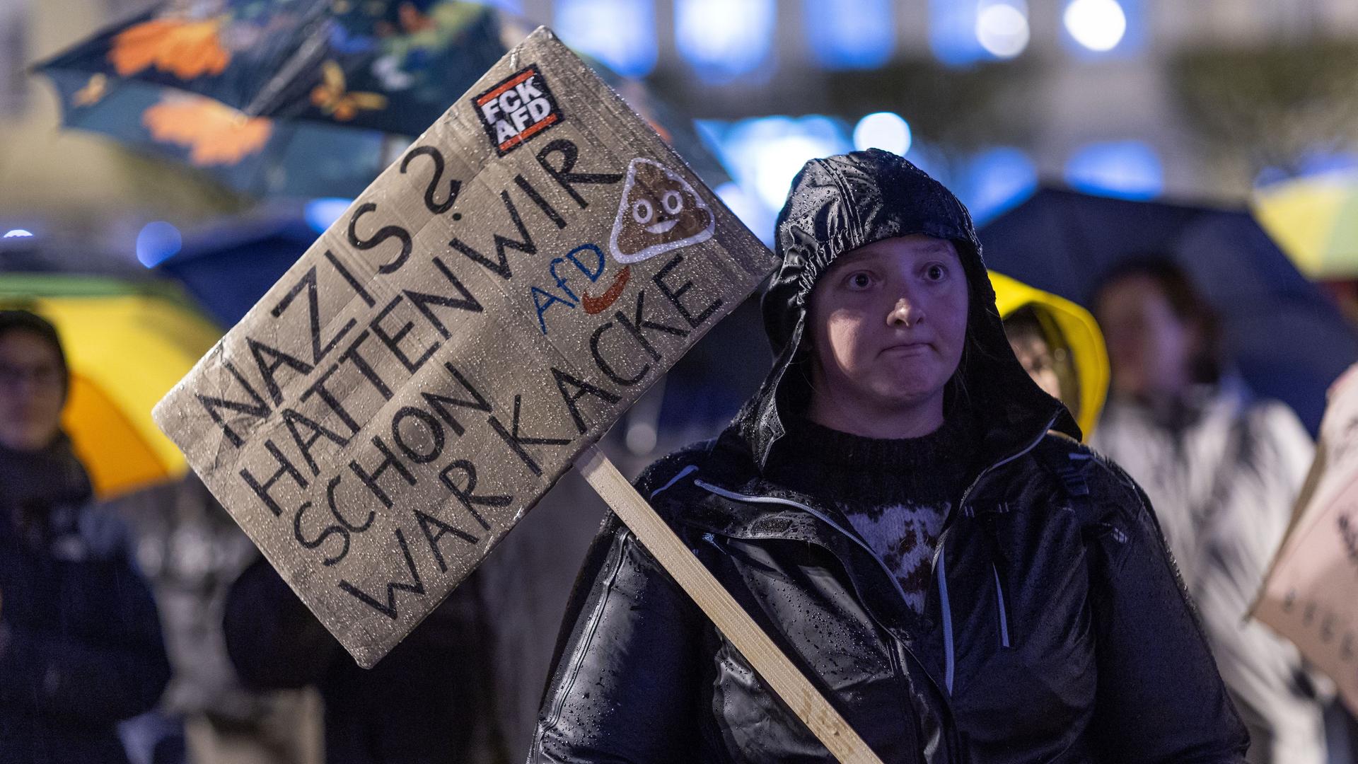 Mecklenburg-Vorpommern, Schwerin: Teilnehmer einer Demonstration gegen Rechtsextremismus unter dem Motto "Nie wieder ist jetzt! - Für eine wehrhafte Demokratie!" versammeln sich auf dem Marktplatz. Mecklenburg-Vorpommern, Schwerin: Teilnehmer einer Demonstration gegen Rechtsextremismus unter dem Motto "Nie wieder ist jetzt! - Für eine wehrhafte Demokratie!" versammeln sich auf dem Marktplatz.