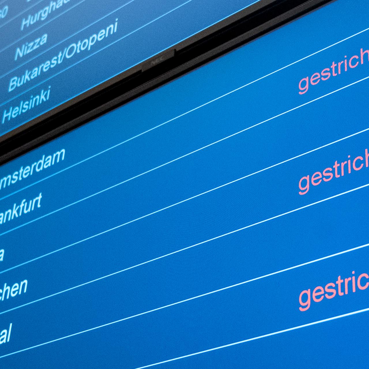 "Gestrichen" steht am Hamburger Flughafen auf einer Anzeigetafel für Flüge.