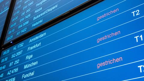 "Gestrichen" steht am Hamburger Flughafen mehrere Male auf einer Anzeigetafel für Flüge.