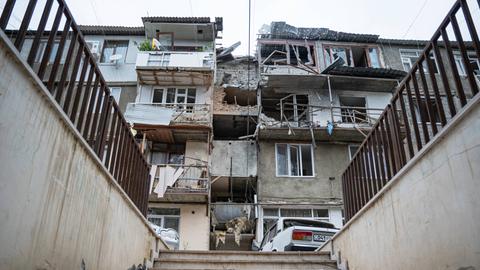 Ein Gebäude in Bergkarabachs Hauptstadt Stepanakert, das von aserbaidschanischen Angriffen zerstört wurde.