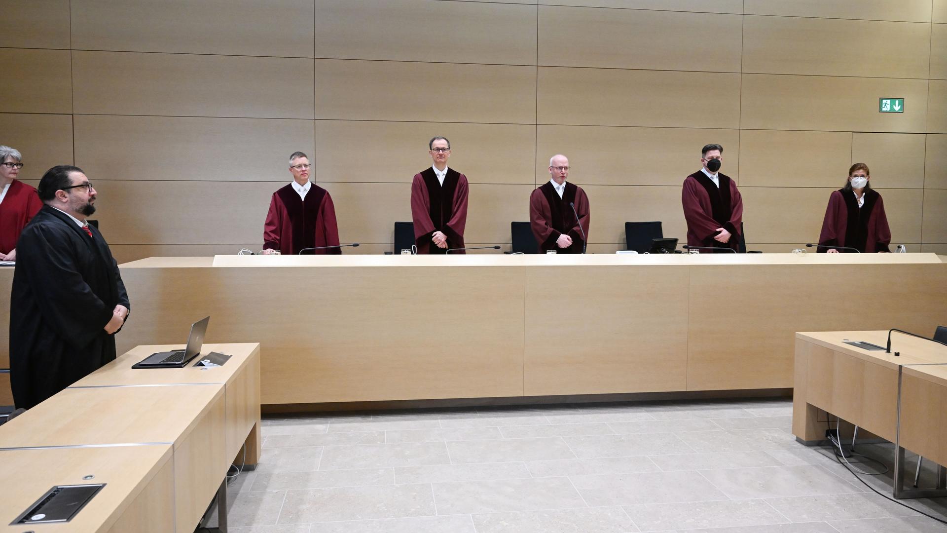 Der Dritte Strafsenat beim Bundesgerichtshof (BGH), l-r Helmut Kreicker, Johannes Berg, Jürgen Schäfer (Vorsitz), Christian Voigt, Britta Erbguth, verkündet das Urteil zu Lina E.. Erkan Zünbül, Verteidiger von Lina E. ist auf der linken Seite zu sehen.