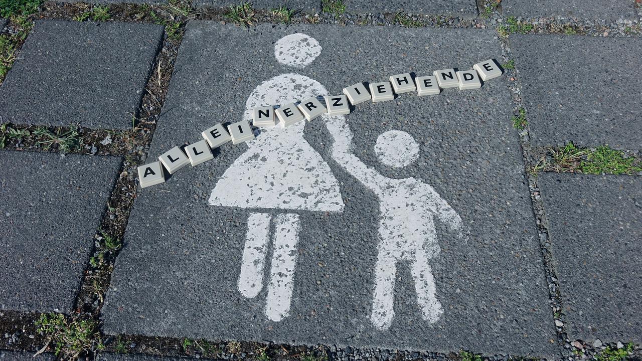 Auf einem Parkplatz befindet sich das Piktogramm von Mutter und Kind