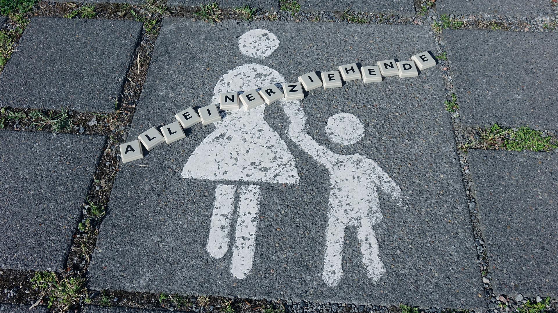 Auf einem Parkplatz befindet sich das Piktogramm von Mutter und Kind Auf einem Parkplatz befindet sich das Piktogramm von Mutter und Kind