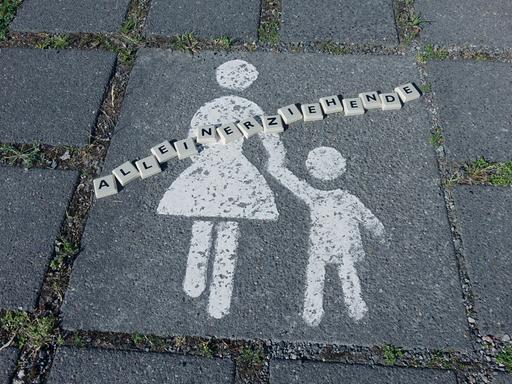 Auf einem Parkplatz befindet sich das Piktogramm von Mutter und Kind