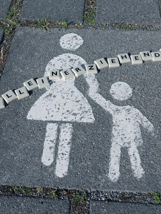 Auf einem Parkplatz befindet sich das Piktogramm von Mutter und Kind