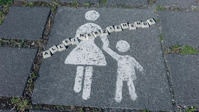 Auf einem Parkplatz befindet sich das Piktogramm von Mutter und Kind