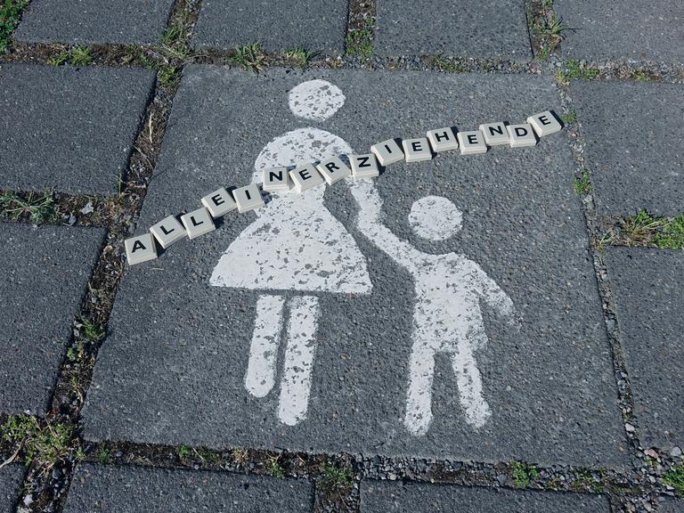 Auf einem Parkplatz befindet sich das Piktogramm von Mutter und Kind