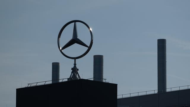 Sindelfingen: Ein Mercedes-Stern des Automobilherstellers Mercedes-Benz dreht sich auf einem Gebäude des Werks Sindelfingen.