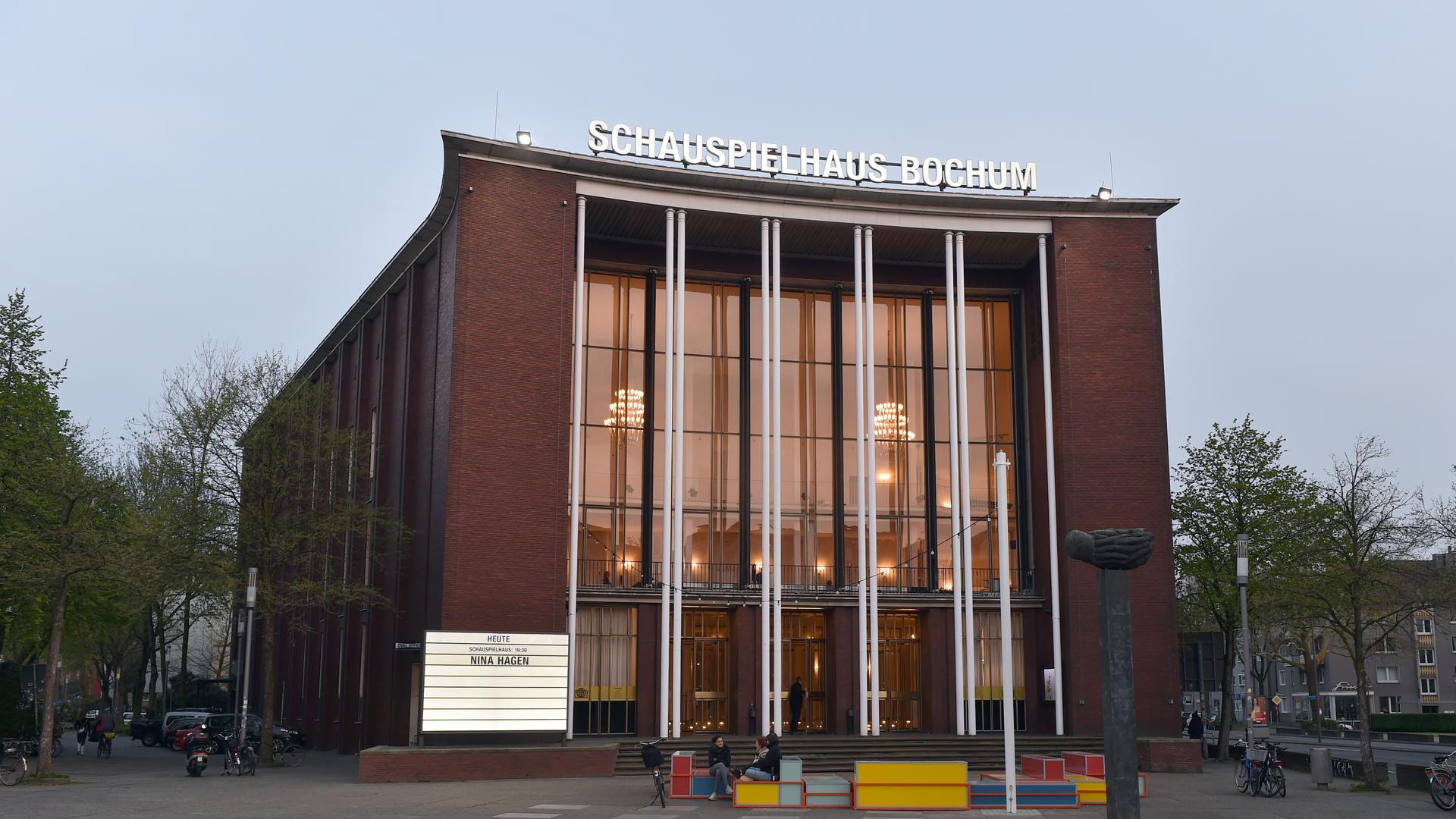 Bochum: Vor dem Haupteingang des Schauspielhauses Bochum an der Königsallee sitzen ein paar Frauen. 