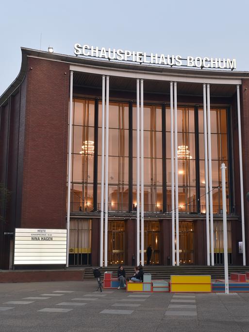 Bochum: Vor dem Haupteingang des Schauspielhauses Bochum an der Königsallee sitzen ein paar Frauen. 