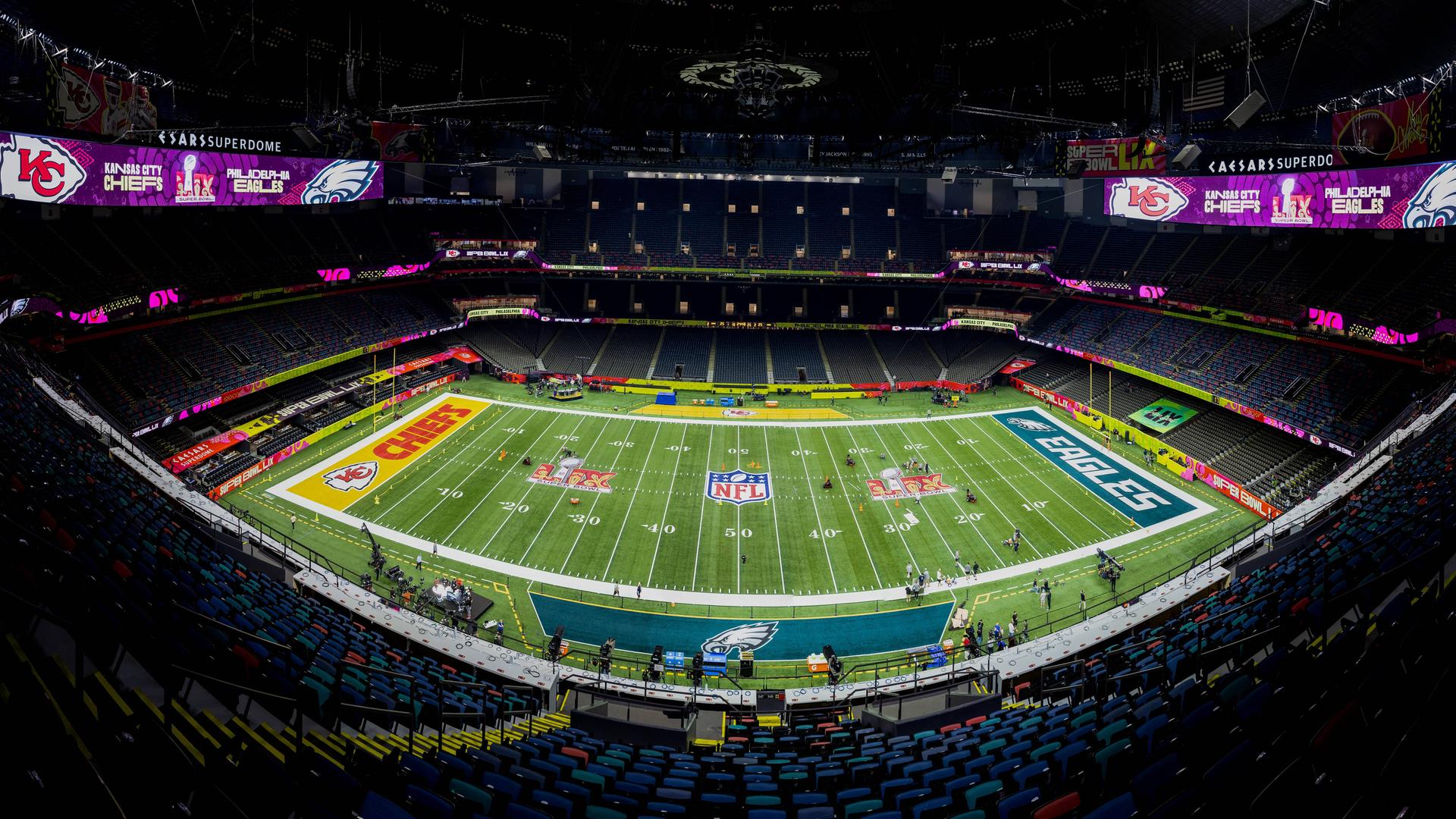 Das Foto zeigt den "Caesars Superdome" in New Orleans, wo 2025 der Super Bowl stattfindet.