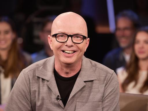 Oliver Rohrbeck, Schauspieler und Synchronsprecher, vor der Aufzeichnung der "NDR Talk Show" im Studio.