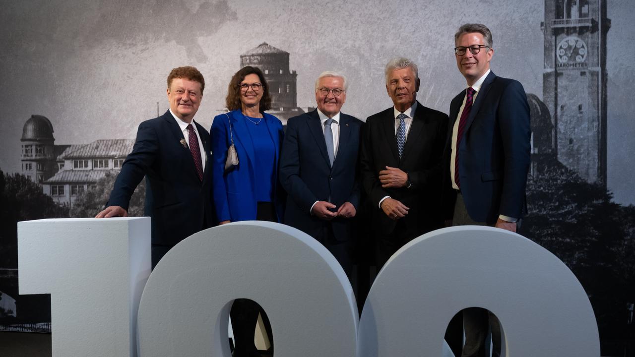 Wolfgang M. Heckl (l-r), Generaldirektor des Deutschen Museums, Ilse Aigner (CSU), Präsidentin des Bayerischen Landtags, Bundespräsident Frank-Walter Steinmeier, Dieter Reiter (SPD), Oberbürgermeister von München, Markus Blume (CSU), Wissenschaftsminister von Bayern, nehmen am Festakt zum 100-jährigen Bestehen des Deutschen Museums teil.