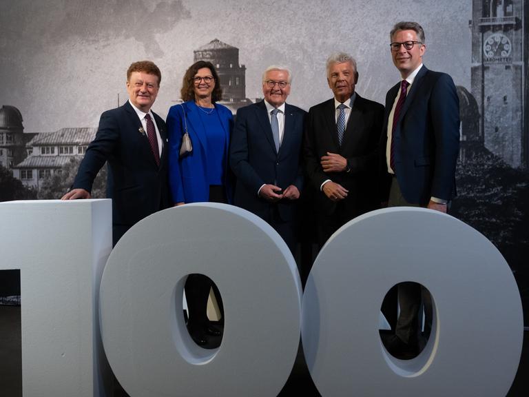 Wolfgang M. Heckl (l-r), Generaldirektor des Deutschen Museums, Ilse Aigner (CSU), Präsidentin des Bayerischen Landtags, Bundespräsident Frank-Walter Steinmeier, Dieter Reiter (SPD), Oberbürgermeister von München, Markus Blume (CSU), Wissenschaftsminister von Bayern, nehmen am Festakt zum 100-jährigen Bestehen des Deutschen Museums teil.