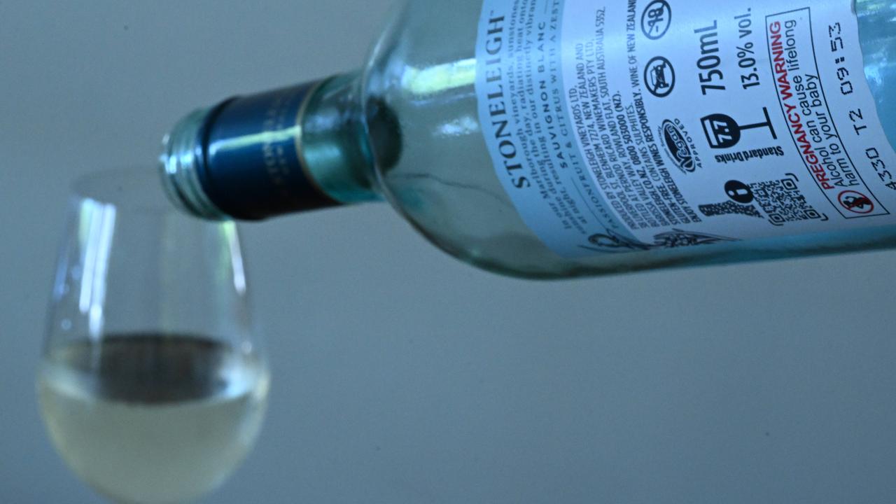 Eine Weinflasche mit dem Hinweis, dass Alkoholkonsum in der Schwangerschaft schädlich ist.