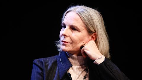 Die französische Schriftstellerin Camille Laurens auf einer öffentlichen Veranstaltung - sie blickt nach links und stützt dabei den Kopf mit einer Hand.