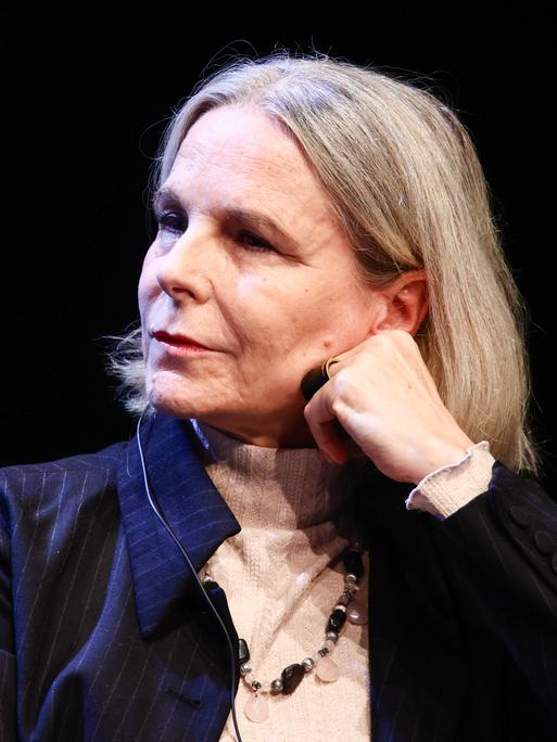 Die französische Schriftstellerin Camille Laurens auf einer öffentlichen Veranstaltung - sie blickt nach links und stützt dabei den Kopf mit einer Hand. Die französische Schriftstellerin Camille Laurens auf einer öffentlichen Veranstaltung - sie blickt nach links und stützt dabei den Kopf mit einer Hand.