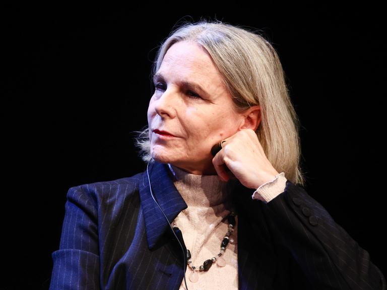 Die französische Schriftstellerin Camille Laurens auf einer öffentlichen Veranstaltung - sie blickt nach links und stützt dabei den Kopf mit einer Hand. Die französische Schriftstellerin Camille Laurens auf einer öffentlichen Veranstaltung - sie blickt nach links und stützt dabei den Kopf mit einer Hand.