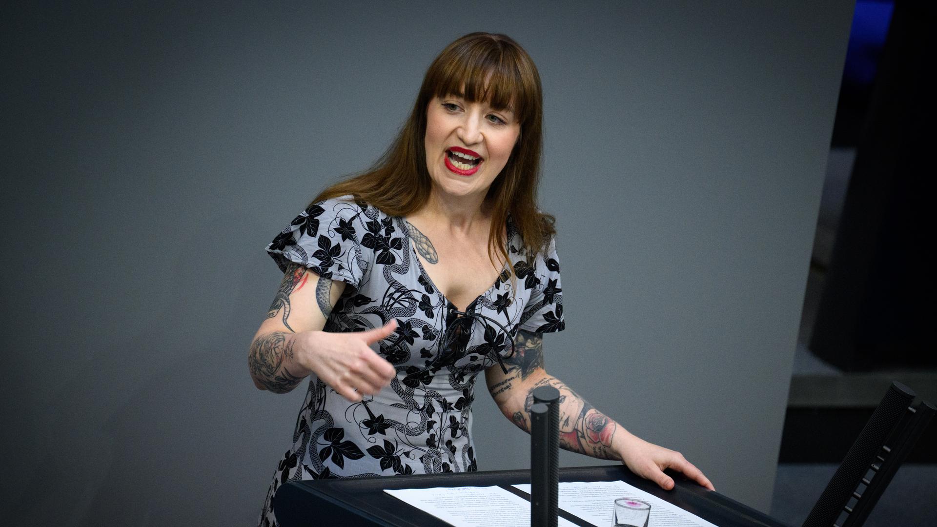 Berlin: Heidi Reichinnek, Vorsitzende der Bundestagsfraktion der Partei Die Linke, spricht in der 89. Plenarsitzung der 21. Legislaturperiode im Deutschen Bundestag. Berlin: Heidi Reichinnek, Vorsitzende der Bundestagsfraktion der Partei Die Linke, spricht in der 89. Plenarsitzung der 21. Legislaturperiode im Deutschen Bundestag.